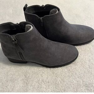 Market & Spruce  Women’s 8.5 Casual Ankle Booties Heels Gray Suede Side Zipper